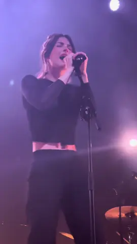 gracie abrams performing 21 in glasgow <3 #gracieabrams #gracie #gracietok #goodriddancetour #goodriddance #grtour 
