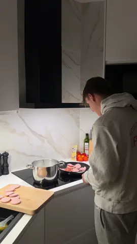 You’ll know why I was nervous if you saw the last one 🥵 #svenskmat #falukorv #swedishfood #FoodTok #svenskatiktok #americaninsweden #stuvademakaroner #swedishfood #movingabroad #swedes #sverige #tastetest 