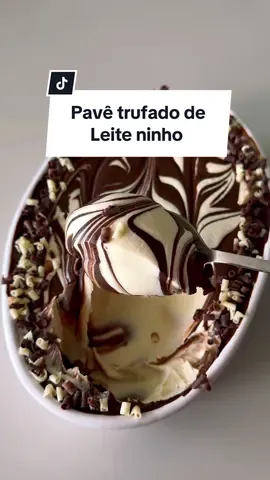 MOUSSE TRUFADO DE LEITE NINHO 🤤 Apenas a melhor receita que vocês vão ver hoje, fica SENSACIONAL!🥲💖 Ingredientes:  1 lata de leite condensado  1 caixinha de creme de leite  100 gramas de leite em pó  1 colher de sopa de manteiga  Leve todos os ingredientes em fogo baixo até dar ponto de brigadeiro! Espere esfriar.  Com o brigadeiro frio, coloque ele na batedeira com 200 mls de chantilly e bata muito bem até chegar na textura do vídeo, uns 3 minutos batendo!  Para a ganache: 200 gramas de chocolate meio amargo + 150 mls de creme de leite, misture os dois e leve ao microondas, misture bem e tá pronto!  Monte em uma travessa conforme eu mostrei no vídeo e leve à geladeira por 4 horas, decore com granulados e aproveite!💛 Façam que fica DELICIOSO!🫶🏻 #receitas #comida #mousse #confeitaria #receitafacil #creme #brigadeiro #sobremesa #chocolate #cozinha