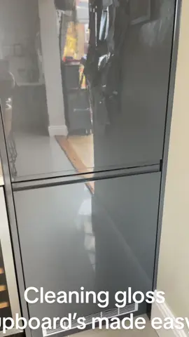 Cleaning high gloss cupboards made easy ☺️.                                     #highglosskitchen #streakfreecleaning  #cleaningtiktok  #cleaninghacks #astonish #cleaningtips #cleaningtricks #likeandshare🔥❤️ #viral 