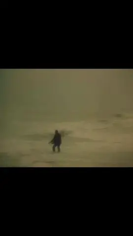 Kur'an-ı Kerim, 11/10-11; 41/51. İnsana bir darlık dokunduğunda yan yatarken veya otururken yahut ayakta bize dua eder. Ancak darlığını giderdiğimiz zaman adeta kendisine dokunmuş olan darlıktan dolayı bize dua etmemiş gibi hareket etmeye başlar. İşte aşırıya gidenlere yaptıkları böyle süslü gösterilmiştir.