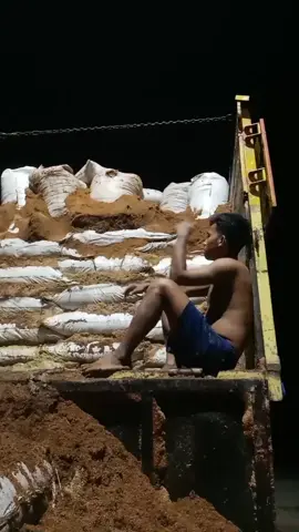 kalo di bilang capek ya capek tapi harus gimana lagi tiap hari pekerjaanku kaya gini😭#sekambalap #DRIVER MUDA💫. 