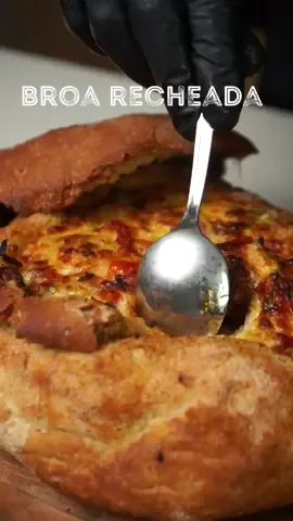 BROA RECHEADA 🥓🧀  - Esta é daquelas entradas que nunca falha e vai passar a ser a estrela da companhia nos jantares aí em casa. -  Para a broa recheada será necessário, 1 broa   100g bacon 🥓  50g chourição  50g tomate cherry 🍅  150g queijo mozzarella 🧀  50g queijo flamengo 🧀  1 chalota 🧅  Pimenta preta  Salsa 🌿  Maionese  - E agora? Agora é a tua vez!!! 😏🫵🏽 - - - - - - - - #qchef #ochefemtuacasa #broarecheada #entradas 