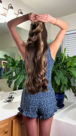 Love this voluminous claw clip hack 💖 #hairstyletutorial #hairstyle #haircare #hairtok #hairtiktok #hairtips #hairhack #hairclaw #tessapeay #hairtipsandtricks #loosecurls #heatlesscurls 