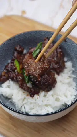 Episod 299 | Resepi Chinese Style Monggolian Beef | 2 Minit 1 Resepi by Che Sayang Kitchen Resepi penuh - Daging dipotong nipis, potong lawan arah urat - Perap daging 10 minit dengan 1 sudu besar baking soda dan bilas - 1 sudu sos tiram untuk perap daging - 1 sudu tepung jagung Resepi sos - 3 sudu sos tiram - 1 ketul kiub pati daging - 3 sudu gula - Bawang putih diracik - Halia diracik - Daun bawang #resepichesayang #chesayangkitchen #susahkenakbuat #monggolianbeef #TasteOfCNY2024 