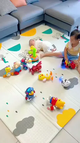Foldable baby crawling mat, non-slip, soft, wear-resistant and dirt-resistant, the key is that it does not take up space and is easy to store#BabyProducts #babythings #crawlingmat #babycrawlingmat #foldingcrawlingmat #fyp 