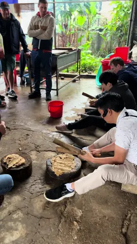 Khách đang đập vỏ cây để làm giấy dó truyền thống. #làmgiaythucong #handmadepaper #culture #handmade #gift #handmadegifts #giaydotruyenthong #HealingJourney #chạmdólàyêu 