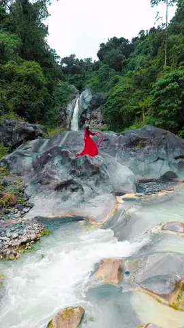 Anw, Coba komen terakhir kalian  ke sini  kapan??  📍mangku sakti waterfall  Take drone: @rendy_rinjani   #mangkusaktiwaterfall #mangkukodekwaterfall #sajang #rinjani #sembalun #reels #reelsinstagram 