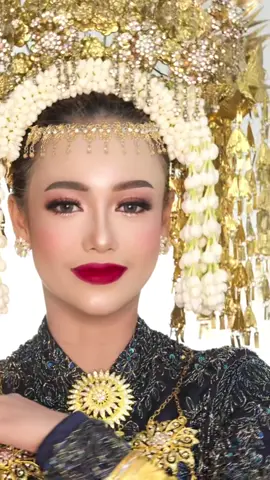 Minang Bride 🤍 #fypシ #fyp #makeuptransformation #makeuptransition #makeuptransisi #transisimakeup #makeupweddingmedan #makeupartistmedan #muamedan #minangbride #pengantinminang #padangpride 