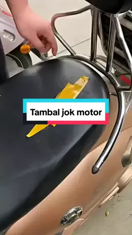 Jok sobek dicakar kucing?? gausah ganti baru. Tutup saja dengan sticker tambal jok ini. kuat merekat tidak tembus air #DIY #lifehacks #motorcycle 
