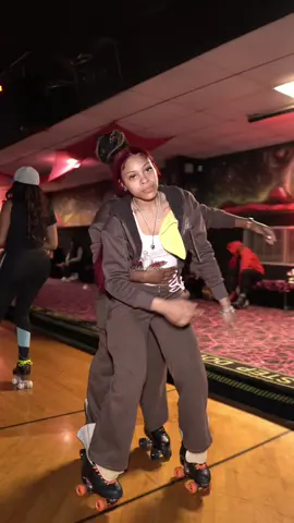#rollerskating #blackpeopleskating #viralvideo #slowset #slowsetskating #skatingtiktok #trending #fyp #backpacking 