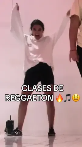 estuvo wow la clase pero en un salon con 20 niñas que bailan WOW y yo el poste haciendo el intento JAJAJJAJA neta esto no es para mi 🫰🏼 