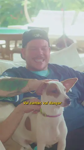 Amor de quatro patas é dificil explicar! 😍❤️ @Renato Aragão e eu cantando essa musica maravilhosa dos companheiros de 4 patas. 🐶 