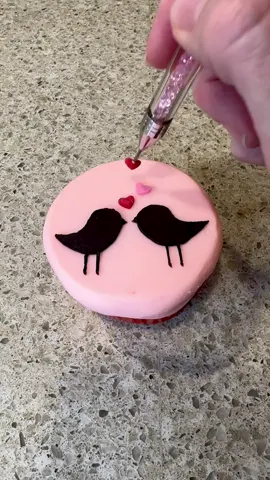 Love Birds Cupcake #cupcake #ValentinesDay #valentinesdaycupcakes #cake 