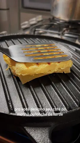 PÃO PROTEICO SEM FARINHA Apenas 230kcal e 24g de proteína Preparo simples e rápido. Ingredientes: 1 Ovo, 20g de Requeijão Light, sal e fermento. Para o recheio usei 50g de frango desfiado, requeijão light e 1 fatia de mussarela. Modo de preparo no vídeo #hipertrofia #proteina #musculação #dieta #Fitness #fit #muscletech #guilhermestoppa #emagrecimento #receita #bisnaguinha #pao #bread #receita