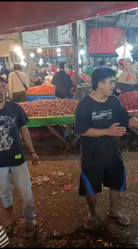 suasana malem di pasar cikema😛😜✌️✌️