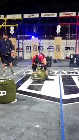 ¡Atrévete a enfrentar el desafío del sandbag en competencias! 💪🏆 Esta modalidad de entrenamiento te pondrá a prueba y pondrá a prueba tu resistencia, fuerza y determinación. El sandbag, o bolsa de arena, es un implemento versátil y efectivo para entrenar todo tu cuerpo de manera funcional. Su peso y forma irregular te obligarán a utilizar diferentes grupos musculares y trabajar en conjunto para levantarlo y moverlo con éxito. No importa si eres principiante o experimentado en el entrenamiento con sandbag, siempre habrá una competencia para ti. Además, es una excelente manera de desafiarte a ti mismo y medir tu progreso. Así que ve por ese sandbag, prepárate para competir y demuéstrale al mundo de lo que eres capaz. ¡No hay límites cuando se trata de alcanzar tus metas!🌟 Atleta @lpz_nicol 🔥🔥🔥 