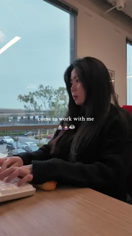 Happy Wednesday!🫶🏻🌥️ Back to the office today! It was sooo gloomy ☁️☁️ #asmrsounds #dayinmylife #dailyvlog #workwithme #productive #organization #officelife #officesetup #DailyRoutine 