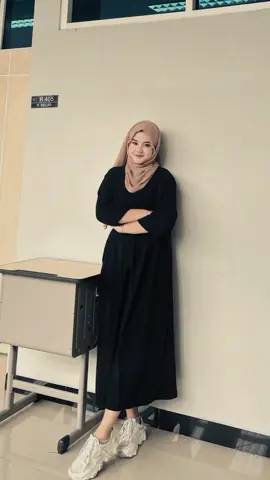 Outfit Pashmina + Baju Hitam Berdamage , Ib/ rizkidiaah. #trending #hijab #outfitideas