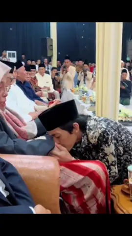 Momen Gus Iqdam Sungkem sama mbah yai Nurul Huda Djazuli,Gus Kautsar,Gus Mus Di Acara Pernikahan Ning Chasna & Gus Sunny Ploso