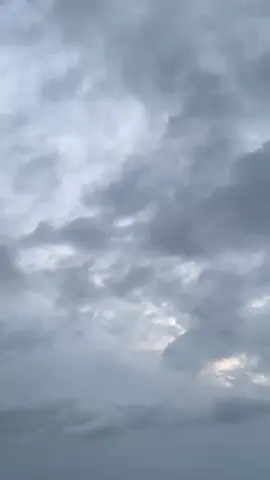 Mas.... pandanganlah aku sebagaimana diriku, bukan berharap orang lain ada dalam diriku. sebab menerima ku dengan segala kurangku itu lebih susah dibanding hanya menerima ku dari kelebihan ku🥀 #langitaesthetic #arabicsong #astrophile #mendung #seket #fyp 