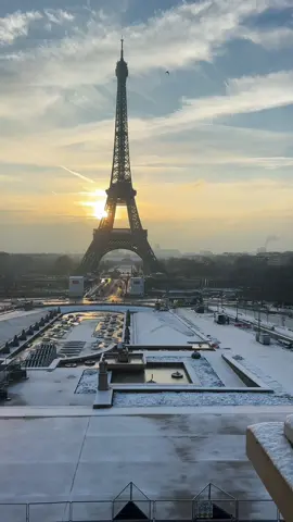 Paris, this morning #paris #neige #snow #snowfall #parisundersnow #parislovers #winter 