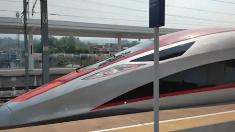 second class bukan second choice🤙🗿 . . #fyp #keretaapiindonesia #cinematic  #jjkeretaapi #kai121 #storykeretaapi #fypシ #xyzbca #railfansindonesia #kcic #whoosh 