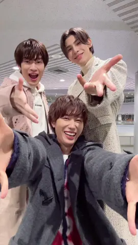 「We'll go together」の手振りダンス動画をお届け🤩 第2弾は、深澤くん、ラウールくん、阿部くん🕺 途中の深澤くんはメンバーになんて言っているのでしょうか…🤔 皆さんの感想お待ちしてます🙆‍♀️ #SnowMan #Wellgotogether #バレンタインに一つめの恋 #LOVEをtogether #岩本照 #深澤辰哉 #ラウール #渡辺翔太 #向井康二 #阿部亮平 #目黒蓮 #宮舘涼太 #佐久間大介 