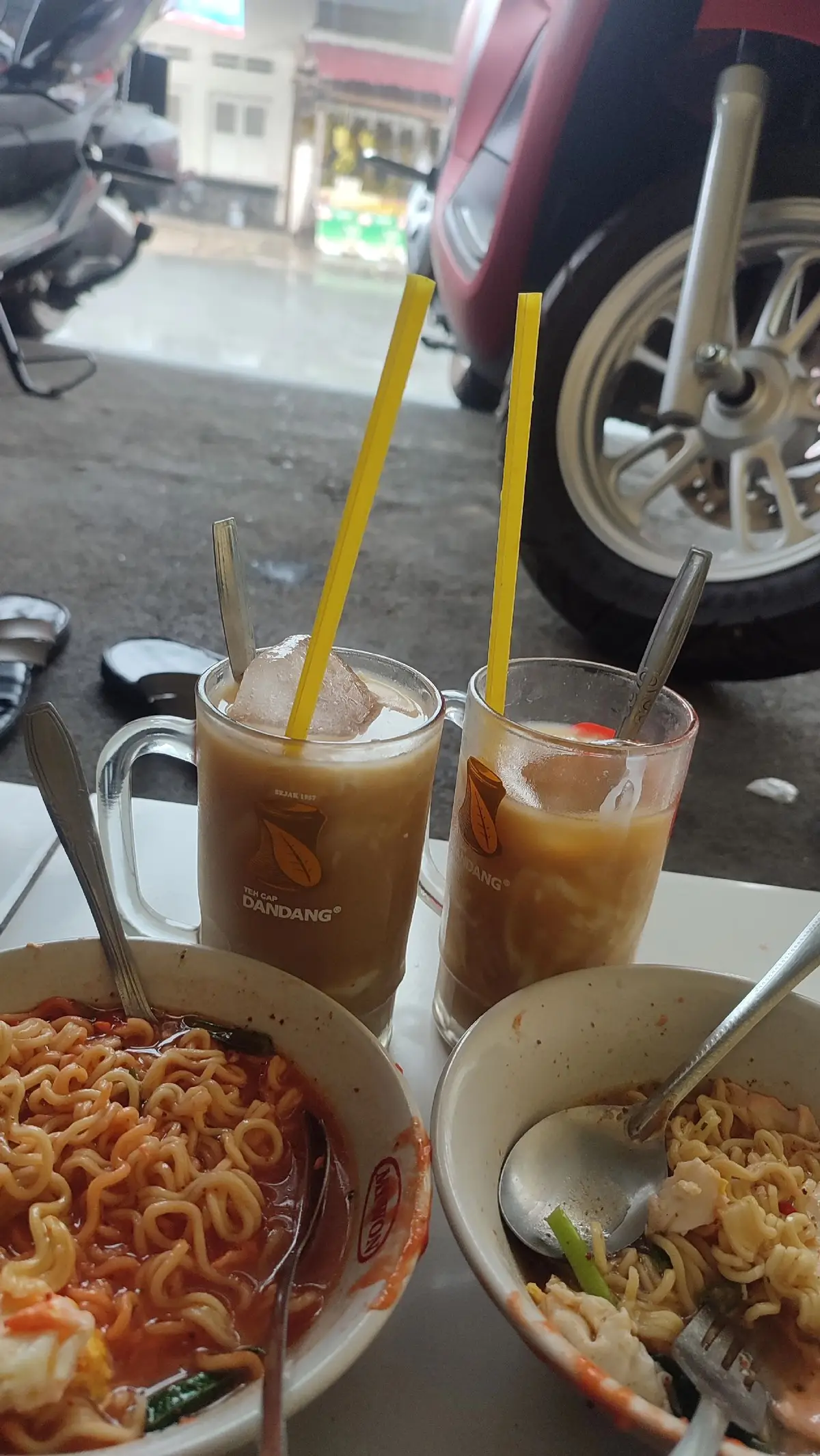 Hujan-hujan makan mie rebus rasa soto ayam.. Mantabs #fyp #viral #foryourpage #makan #mie #indomie #indomiesoto #mantap #mantapnyakebersamaan #mantapmen #enak #rebus #SnackTime 