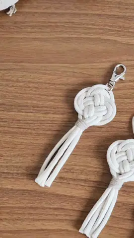 [TUTORIAL] Chaveiro em nó celta 🤍✨️ 2 fios de 60cm - fio de 5mm 1 fio extra 50cm Mosquetão para chaveiro Ótima opção de lembrancinha ou brinde para as clientes! Gostou da dica? #tutorialmacrame #macrame #tutorial #diymacrame 