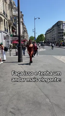 Um andar confiante é tudo amigas ☺️ #elegancia #postura #etiqueta #paris #fy #viral #confianca #foryou 