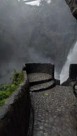 Baños de Agua Santa El Pailon del diablo.. 