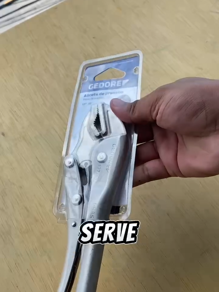Alicate de Pressão- GEDORE #viral  #video  #dica  O Alicate de Pressão Gedore serve para prensar, segurar, agarrar e fixar. Realiza a prensa de material chato, apoiado completamente na parte superior e possui dois pontos de apoio na parte inferior. Prensa, com segurança, qualquer material com até 28 mm de espessura. Prende com absoluta segurança na ponta, até em casos mais difíceis. Agarra parafusos quebrados, peças redondas e peças com diversos perfis, e fixa qualquer tipo de material com corte diagonal e materiais para serem perfurados, soldados, etc. Possui parafuso de ajuste e alavanca de liberação. Especificações técnicas: Tamanho: 10” (250 mm); Capacidade de abertura: 1.1/8” (28 mm); Mordentes em aço Gedore-Vanadium e demais componentes em aço especial; Corpo com acabamento niquelado e cromado.