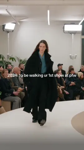 This is your sign that it’s never too late to become a model! Apply today at Le Management (link in bio) ✨  #modellife #model #pfw #parisfashionweek #Runway #becomeamodel #scoutme #lemanagement #fyp 