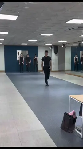 walk for me . #modelwalking #malemodel #남자모델 #모델 #trend #fyp #추천 #xyzbca #2024 #modeling #model #casting #modelcasting 