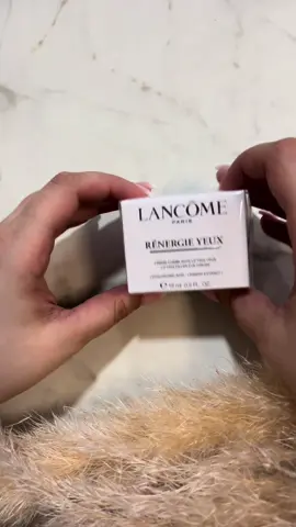 AD| ASMR der @lancome.official #renergieyeux Augencreme. So reichhaltig, perfekt für die kalten Tage. #skincare #lancomede #lookbetter #skinscienceclub #gifted #skincareroutine #skincaretips #skintok #asmr #viralnails 