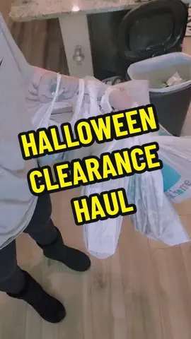 TWO OF MY FAVORITE WORDS, HALLOWEEN AND CLEARANCE !! GOT SO MANY GOODIES. 😍