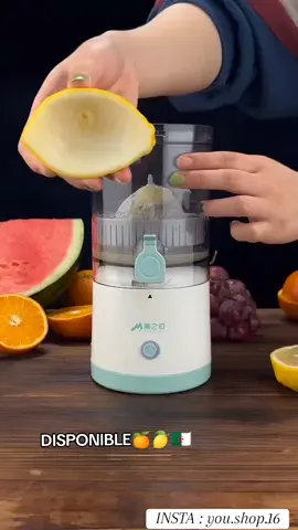 Presse-agrumes électrique et rechargeable avec USB 🍊🍋 Caractéristique: -Machine portative sans fil de jus, rendement élevé de jus, aucun résidu et aucun gaspillage. -Pressez et broyez lentement à basse vitesse, et pétrissez le jus délicatement pour diffuser la nutrition. -Petit et léger, léger et confortable à tenir. -Le goût est délicat et sans écume.         #tiktokarab #fruit #juice #jus #عصارة_كهربائية #عصارة_برتقال #blender #mixer #mixeur #ميكسور #خلاط 