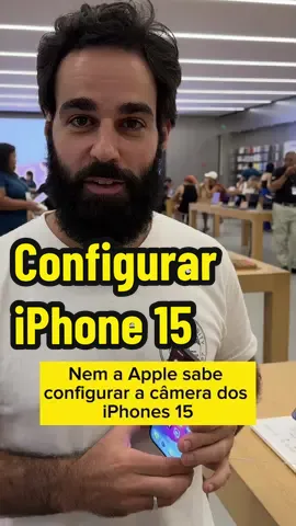 A Apple não te vende o iPhone com a melhor configuração de câmera. Eu fui na Apple Store e peguei um iPhone 15 do mostruário. Tirei uma foto com as configurações que eles me deram e olha só como ficou horrível. Mas depois eu fiz uns ajustes simples e a foto melhora muito! Salva esse video e siga as configurações pra deixar as suas fotos com mais resolução, contraste e nitidez. Prometo que você vai se surpreender com a diferença. Qual é o seu modelo de iPhone? Comenta aqui que eu vou fazer outro vídeo de configuração. TUTORIAL: esses ajustes que eu vou mostrar pra você agora. Que você vai em Câmera, coloca lá em Gravar Vídeo, escolhe 4K 30, depois você vai em Modo de Ação, Pouca Luz deixa ativado, o FPS automático você vai desativar, em Câmera Lenta você vai colocar 1080p, 120fps. No modo cinema você vai colocar 4K, 30fps. Dentro de formatos, se você quer que esteja em alta eficiência, ativar o controle de resolução para mostrar foto com 48MP. Em preservar ajustes você vai ativar tudo justamente para manter todas as configurações que você fizer. Depois você vai ativar grade e nível para te ajudar na composição e o mais importante, desativa a priorizar captura mais rápida. O fone só fotografar quando estiver realmente pronto. Aqui em estilos fotográficos, eu recomendo você deixar ele em contraste rico, porque assim que você tirar a foto, ela já vai sair editada com mais definição e nitidez.#dicadefotografia #dicadeiphone #hackdeiphone #tutorialdeiphone #EduTok #masterclassbr 