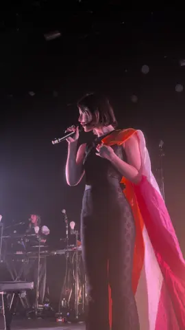 gracie abrams performing 21 in paris #gracieabrams #gracie #gracietok #goodriddancetour #goodriddance 