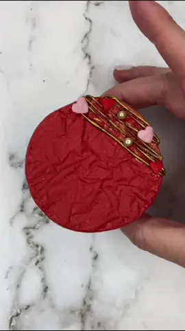 Instead of pressing the cupcake down onto a regular piece of parchment paper, screw it up first, press it down and then freeze for 15-20 minutes. Peel off the paper ❤️♥️ I was going to add more sprinkles but I didn’t want to cover up the amazing pattern Less is more (sometimes) #cupcake #cupcakeart #cupcakedesign #tutorial #parchmentpaper #cutedesign #valentines #cakedbyrach #texturedbuttercream