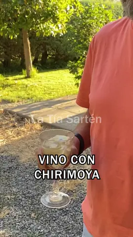 VINO CON CHIRIMOYA O CLERY Una bebida exquisita que te ayudará a relajarte y disfrutar de la compañía de otras personas, ideal para esas tardes de calor o celebraciones especiales en familia. Su agradable sabor te hará quedar muy bien frente a tus invitados que de seguro te harán elogios por haberles brindado este manjar. INGREDIENTES 1 botella de vino late harvest. (750 cc) 1 botella de vino blanco. (750cc) 5 hielos  1 chirimoya. PREPARACIÓN Pela y limpia de sus pepas la chirimoya que debe estar fría al igual que el vino. Agrega los ingredientes en un jarro lindo y agita la mezcla solo para unificar el sabor. Pon el jarro con Clery a enfriar!!!  unas dos horas mientras esperas a los invitados. QUE TE QUEDE RICO!!!    #vinoblancoconfrutas #vinosdeverano #cleridechirimoya #lateharvestconfruta #vinodeverano  #aperitivosconvino #lateharvestconchirimoya #aperitivoseconomicos 