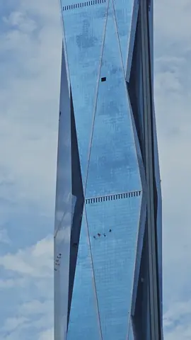 Kerja mencabar lap cermin di bangunan antara tertinggi di dunia, salute pada pejuang Ringgit, Aminn. #warisanmerdekatower #kl118 #kualalumpur #merdeka118 