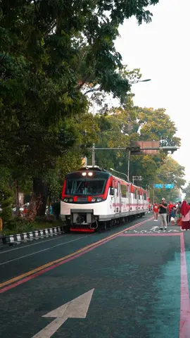 Surakarta punya cerita, kereta yang melewati jalur pinggir jalan kendaraan umum ini yang menjadikan kota Surakarta berbeda dengan kota yang lain. Btw ada yg udah pernah naik kereta ini belum? #solo #surakarta #kotasolo #Solo24jam #solocarfreeday 