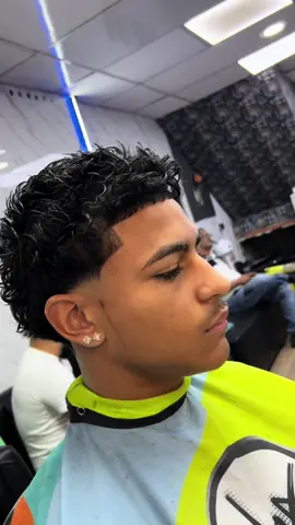 Taper fade corte creado en mis inicios en 1995-96-97 gracias a cuando eso koby bryant estaba su corte a la moda y la gente decia un guallaito o un corte a lo koby #papitincorte #barber #barberias #barberos #peluquerostiktokers #peluquerosprofesionales #barberbrasil #barbercolombia 