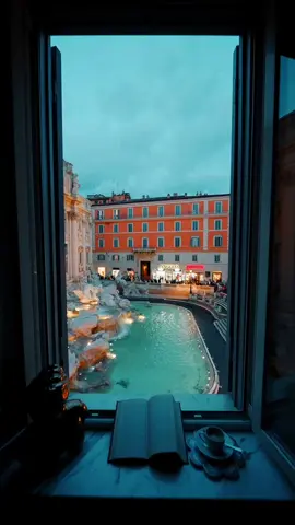Arriving in #rome and your hotel room has this view 🫶🏻🤩 #fontanaditrevi #trevifountain 