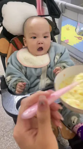 Lẹ đi bà già ơi, gấp lắm dòi #viaconcung #viaconyeu #babycutevideos #tromviaconyeu #xinviaembe 