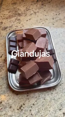 Giandujas maison (recette facile et rapide): INGRÉDIENTS: •150g de noisettes  •150g de sucre glace •150g de chocolat au lait •30g de chocolat noir (type chocolat Nestlé ou Menier)  INSTRUCTIONS: •Fais torréfier tes noisettes au four (12-15mn à 160 degrés en mélangeant à mi cuisson) •Retire la peau des noisettes (il suffit de les frotter ensemble dans un torchon, la peau partira toute seule) •Mixe les noisettes avec le sucre glace, jusqu’à obtenir une magnifique pâte lisse. N’hésite pas à faire des pauses dans le mixage pour éviter que ton mixeur ne surchauffe. •Ajoutes-y le chocolat (au lait et noir) fondu et une pincée de sel •Mixe une dernière fois pour incorporer le chocolat de façon homogène  •Verse le tout dans un moule (carré ou rectangulaire de préférence) J’ai placé une feuille de papier cuisson sur mon moule pour décoller les chocolats plus facilement. •Place au frigo au moins 4h (le temps que la pâte durcisse) •Découpe tes chocolats de la taille et de la forme souhaitée (carrés, rectangles, etc) •Bon appétit 😍 Toi aussi tu aimes les giandujas ? #chocolat #recette #recettefacile #chocolaterecipe #recetterapide #recettesimple #ideerecette #FoodTok #dessert #recettesimpleetrapide #recettefacileetrapide #noisette 