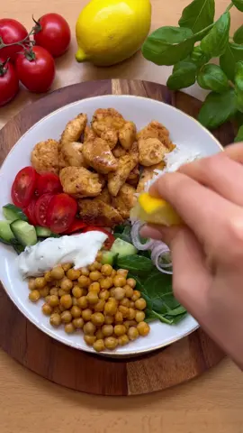 HEALTHY & EASY High Protein Dinner 🥰😋🫶🏼👌🏼 Ingredients: •250g rice •3 tbsp vegetable oil •Onion •approx. 500ml boiled water •350g chicken breast •1 tbsp natural yogurt •1 tbsp paprika (sweet) •Salt to taste •1 clove of garlic 240g chickpeas •Baby spinach •Tomato Dressing: natural yogurt, fresh parsley, salt, pepper 🇩🇪Zutaten: •250g Reis •3 EL Pflanzenöl •Zwiebel •ca. 500ml gekochtes Wasser •350g Hähnchenbrust •1 EL Naturjoghurt •1 EL Paprika (Edelsüß) •Salz nach Geschmack •1 Knoblauchzehe 240g Kichererbsen •Babyspinat •Tomate Dressing: Naturjoghurt, frische Petersilie, Salz, Pfeffer  #EasyRecipe #tagesrezept #healthylifestyle #food #DinnerIdeas #helthyfood #chicken #highprotein #gym #fyp #foryou #bowl 