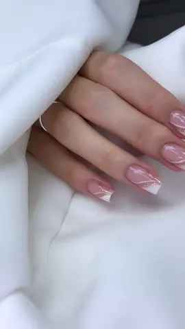 uma inspiração delicada ✨ #unhas #unhasdecoradas #unhasdegel #unhasbonitas #unhasnude #unhasbrancas #naildesign #unhasquadradas 